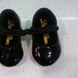 Girls tap shoes size 6 worn once! Dance Class